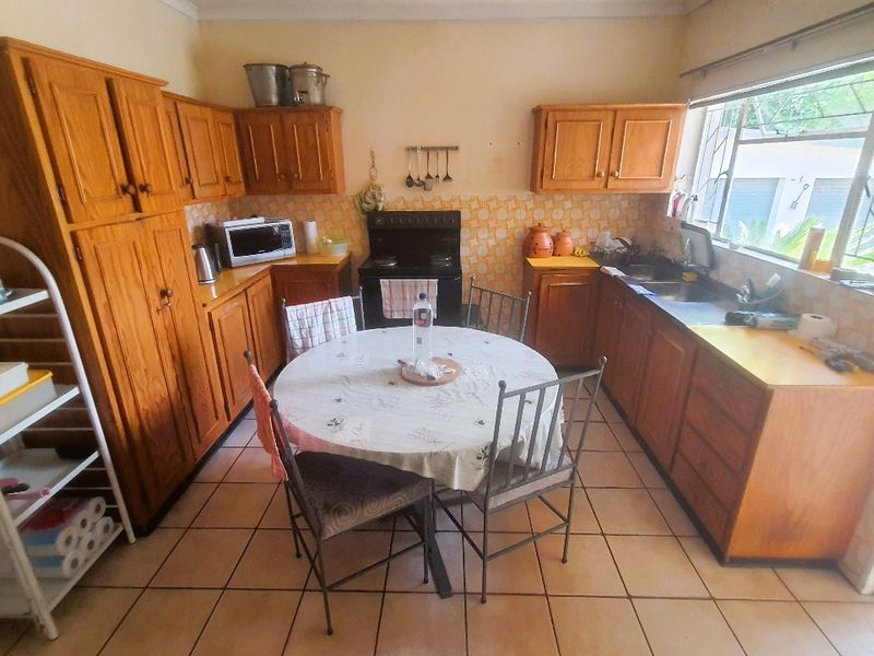 Spacious 4-Bedroom Gem in Pioneer Park – Packed with Potential! - Photo 4