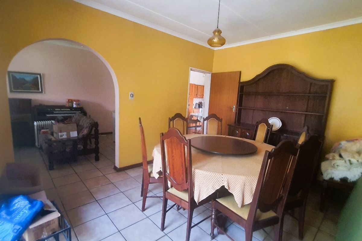 Spacious 4-Bedroom Gem in Pioneer Park – Packed with Potential! - Photo 2