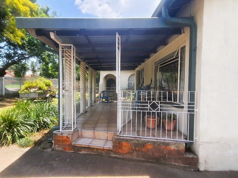 Spacious 4-Bedroom Gem in Pioneer Park – Packed with Potential! - Photo 3