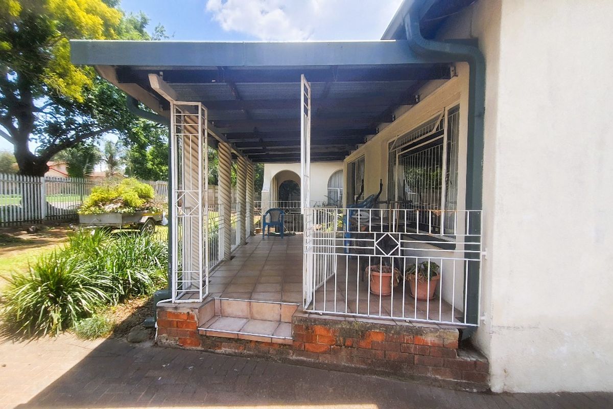 Spacious 4-Bedroom Gem in Pioneer Park – Packed with Potential! - Photo 3