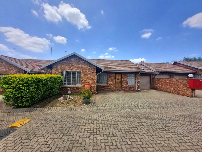 Charming 3-Bedroom Townhouse in Huttenheights - Photo 1