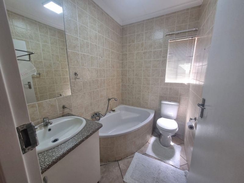 Charming 3-Bedroom Townhouse in Huttenheights - Photo 8