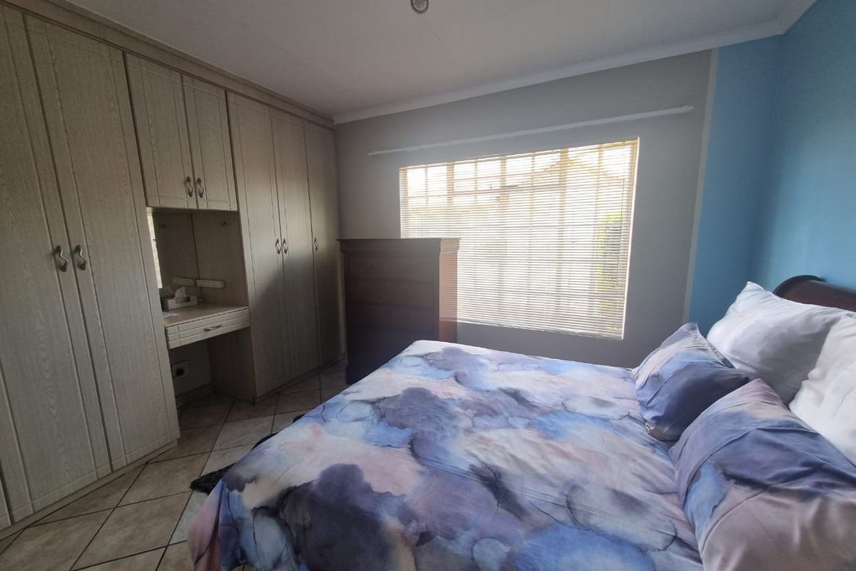 Charming 3-Bedroom Townhouse in Huttenheights - Photo 4