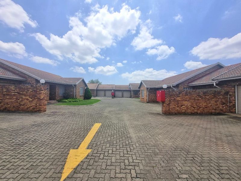 Charming 3-Bedroom Townhouse in Huttenheights - Photo 3
