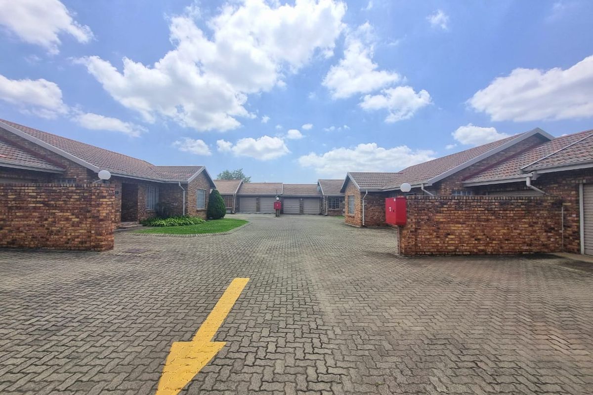 Charming 3-Bedroom Townhouse in Huttenheights - Photo 3
