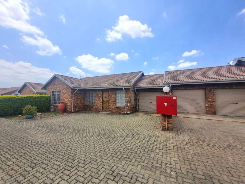 Charming 3-Bedroom Townhouse in Huttenheights - Photo 2