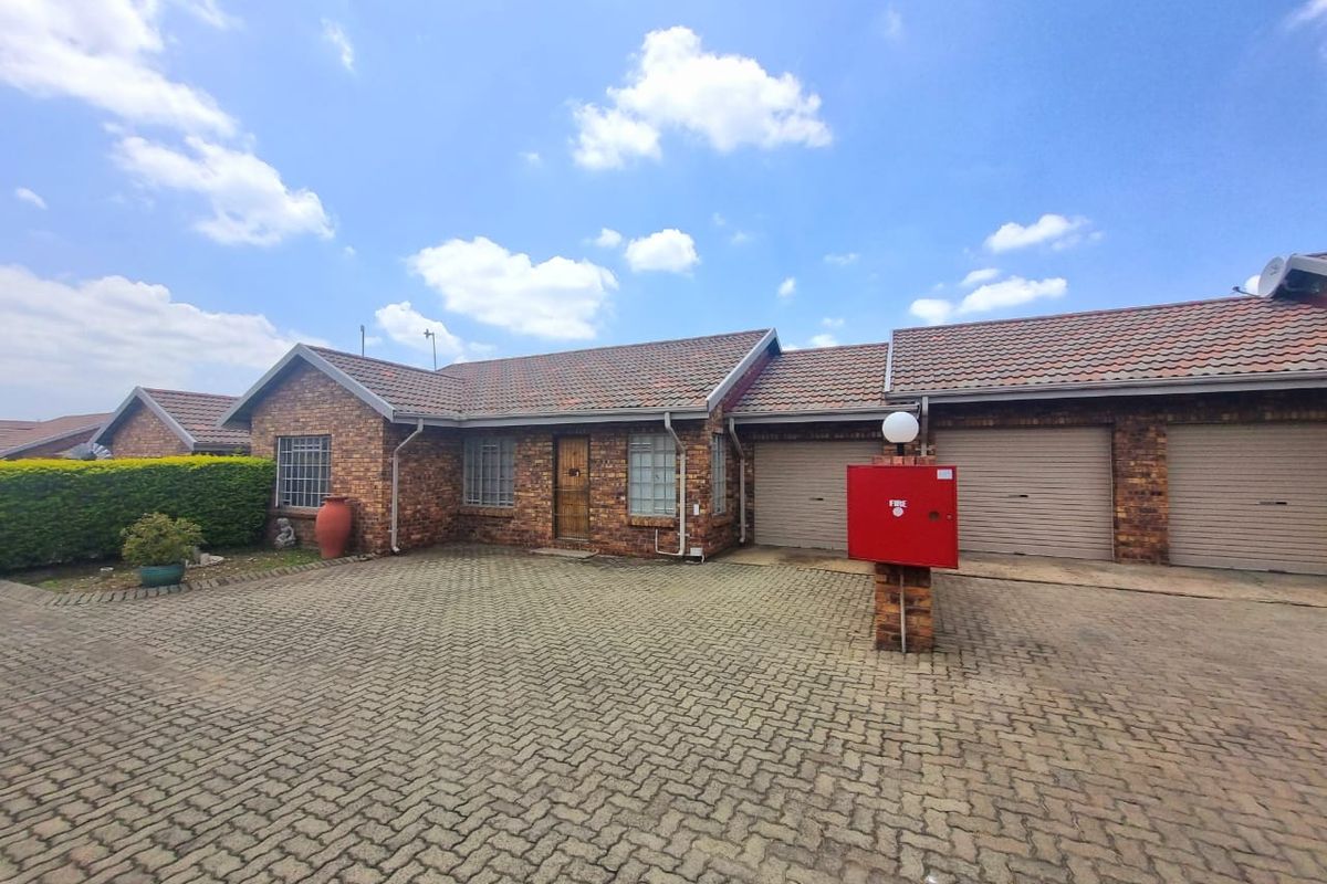 Charming 3-Bedroom Townhouse in Huttenheights - Photo 2