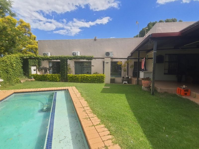 Stunning 3-Bedroom Family Home with Granny Flat & Exceptional Outdoor Living - Photo 2