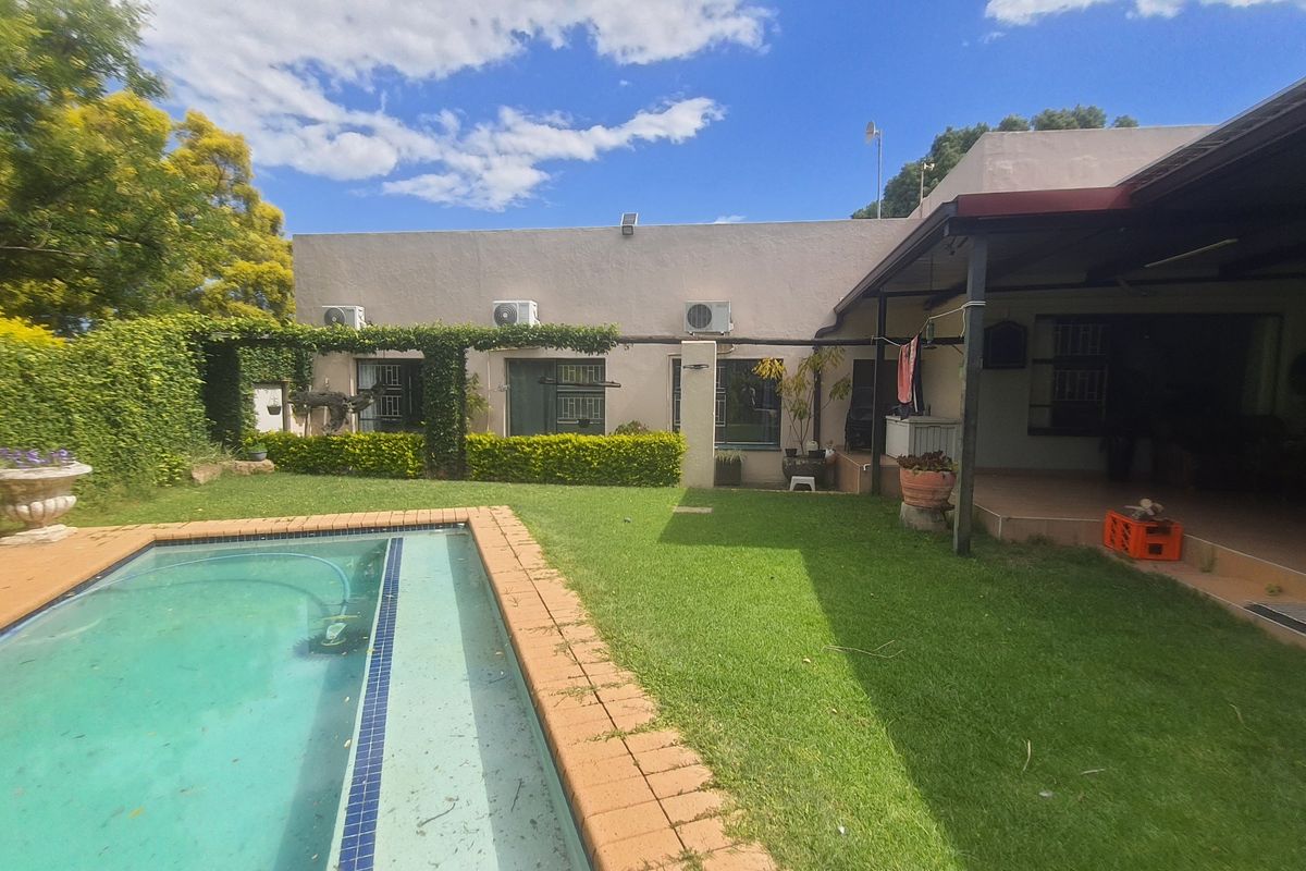 Stunning 3-Bedroom Family Home with Granny Flat & Exceptional Outdoor Living - Photo 2