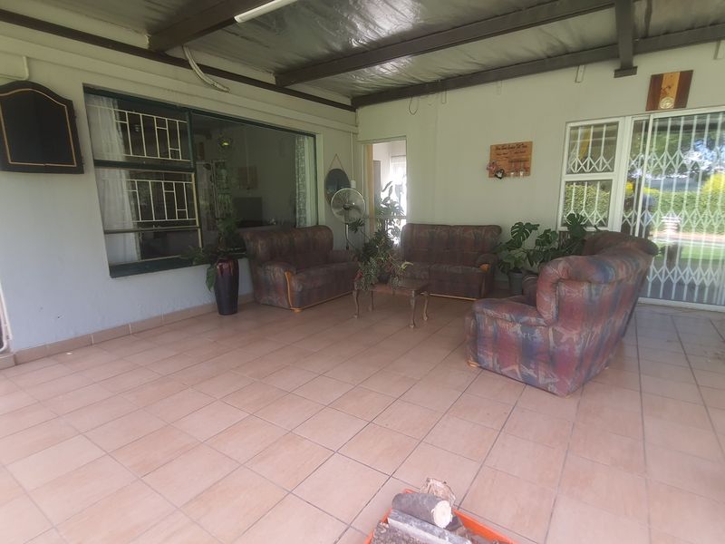 Stunning 3-Bedroom Family Home with Granny Flat & Exceptional Outdoor Living - Photo 10