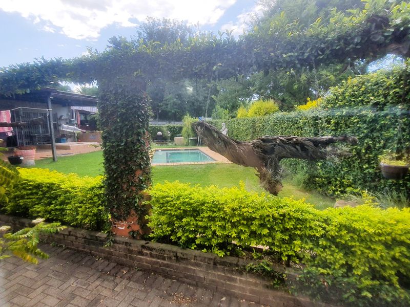 Stunning 3-Bedroom Family Home with Granny Flat & Exceptional Outdoor Living - Photo 7