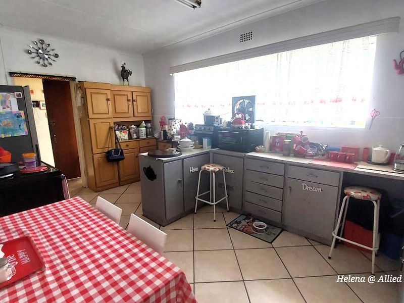 Charming and Spacious Home in Arbor Park - Photo 6