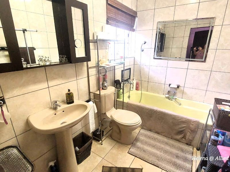 Charming and Spacious Home in Arbor Park - Photo 10