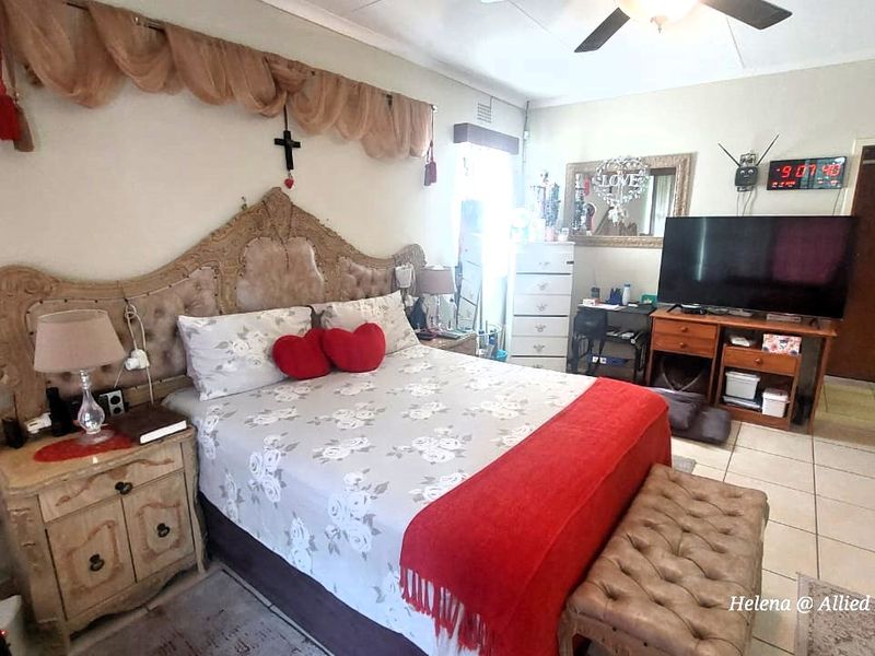 Charming and Spacious Home in Arbor Park - Photo 9