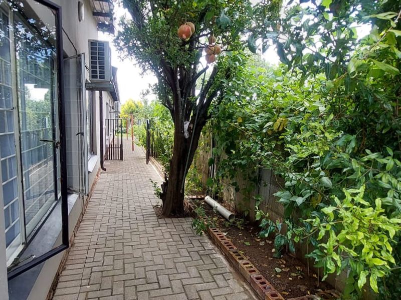 Stunning 3-Bedroom Home with 2-Bedroom Granny Cottage – Move-In Ready! - Photo 7