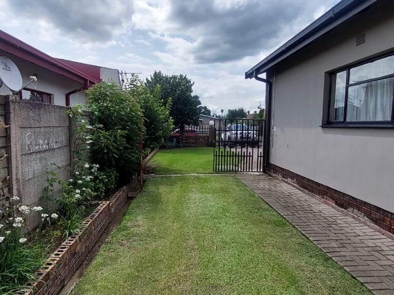 Stunning 3-Bedroom Home with 2-Bedroom Granny Cottage – Move-In Ready! - Photo 6