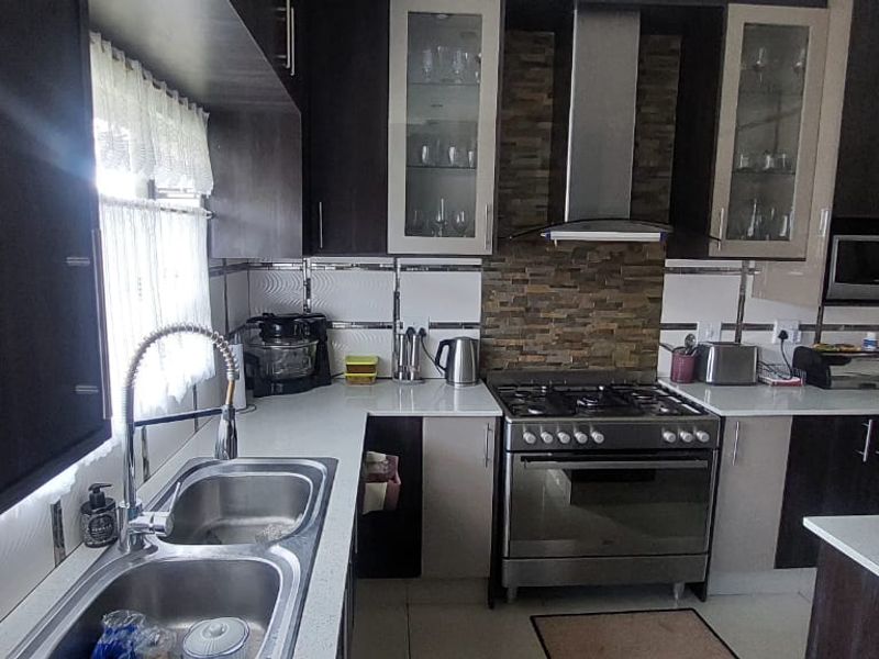 Stunning 3-Bedroom Home with 2-Bedroom Granny Cottage – Move-In Ready! - Photo 10