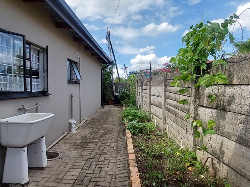 Stunning 3-Bedroom Home with 2-Bedroom Granny Cottage – Move-In Ready! - Photo 5