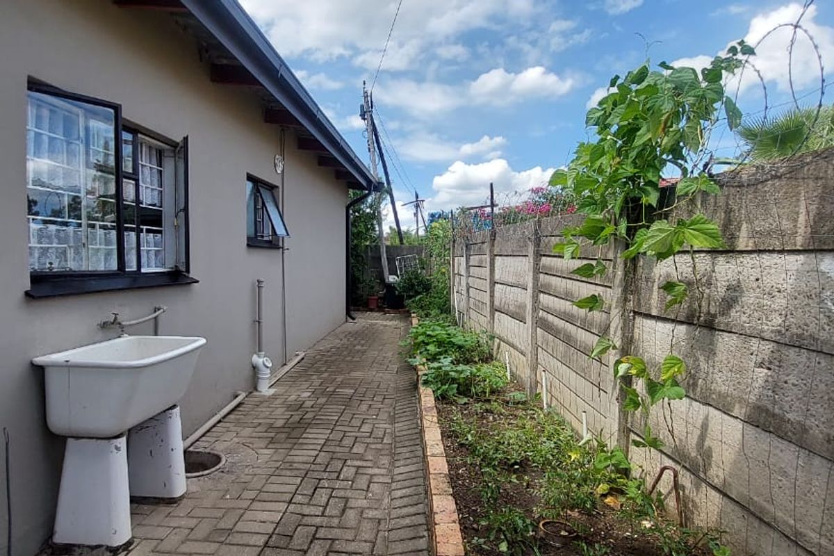 Stunning 3-Bedroom Home with 2-Bedroom Granny Cottage – Move-In Ready! - Photo 5