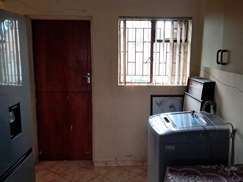 A beautiful 3-bedroom home in an amazing neighborhood - Photo 6