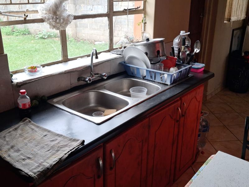 A beautiful 3-bedroom home in an amazing neighborhood - Photo 4