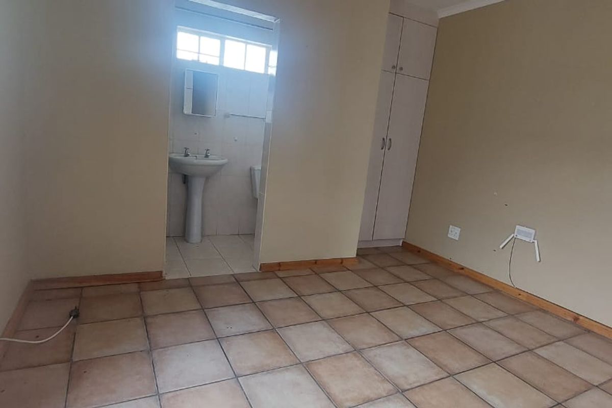 Charming 2-Bedroom Townhouse for Sale in a Safe and Secure Complex - Photo 5