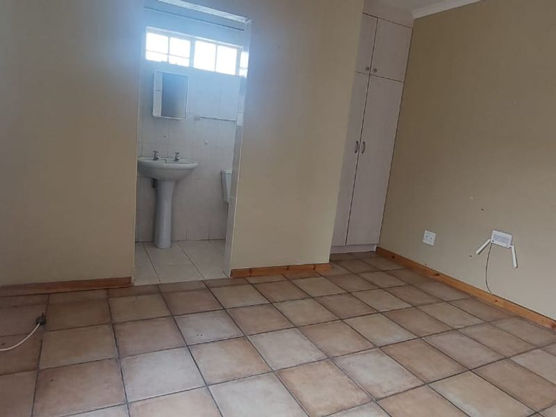 Charming 2-Bedroom Townhouse for Sale in a Safe and Secure Complex - Photo 5