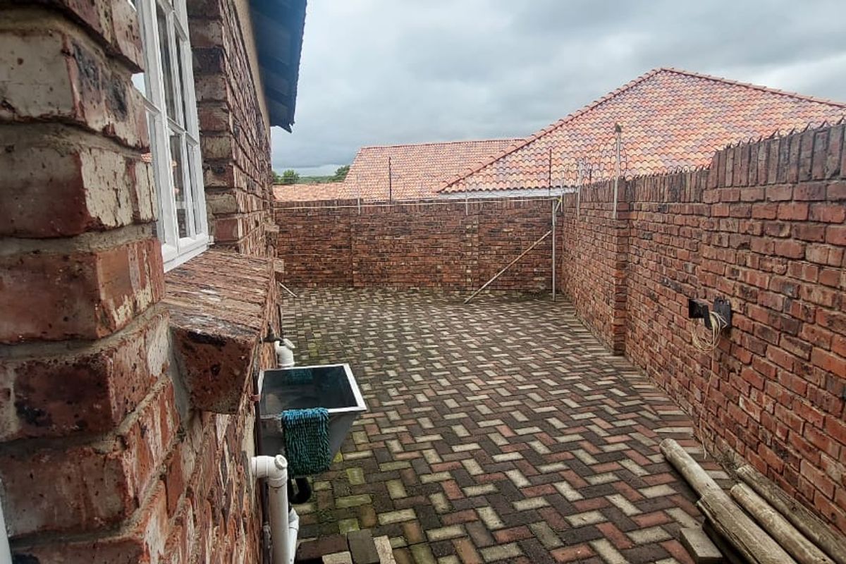 Charming 2-Bedroom Townhouse for Sale in a Safe and Secure Complex - Photo 2