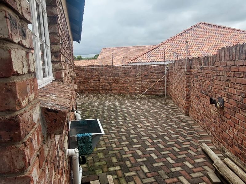 Charming 2-Bedroom Townhouse for Sale in a Safe and Secure Complex - Photo 2