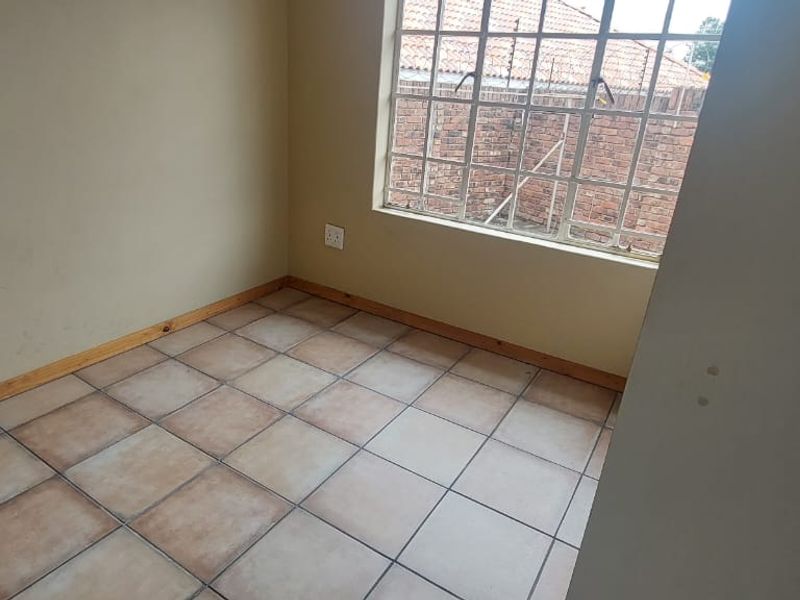 Charming 2-Bedroom Townhouse for Sale in a Safe and Secure Complex - Photo 8