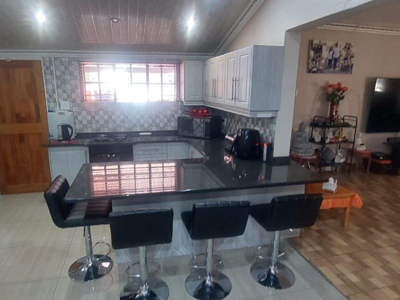 Stunning 3-bedroom, 2-bathroom home, nestled in a tranquil and friendly community. - Photo 7