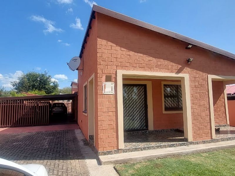 Stunning 3-bedroom, 2-bathroom home, nestled in a tranquil and friendly community. - Photo 2