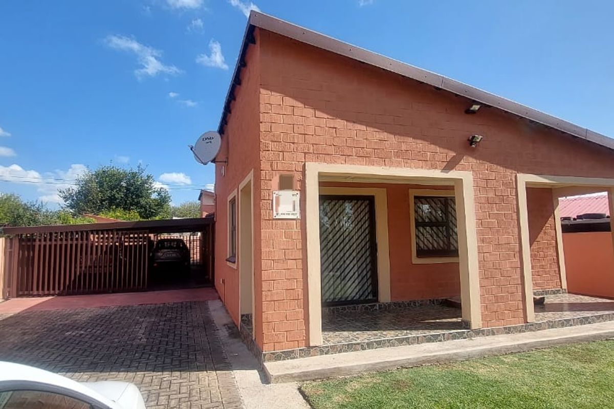 Stunning 3-bedroom, 2-bathroom home, nestled in a tranquil and friendly community. - Photo 2