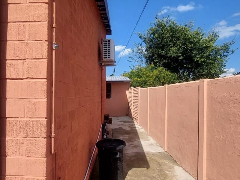 Stunning 3-bedroom, 2-bathroom home, nestled in a tranquil and friendly community. - Photo 3