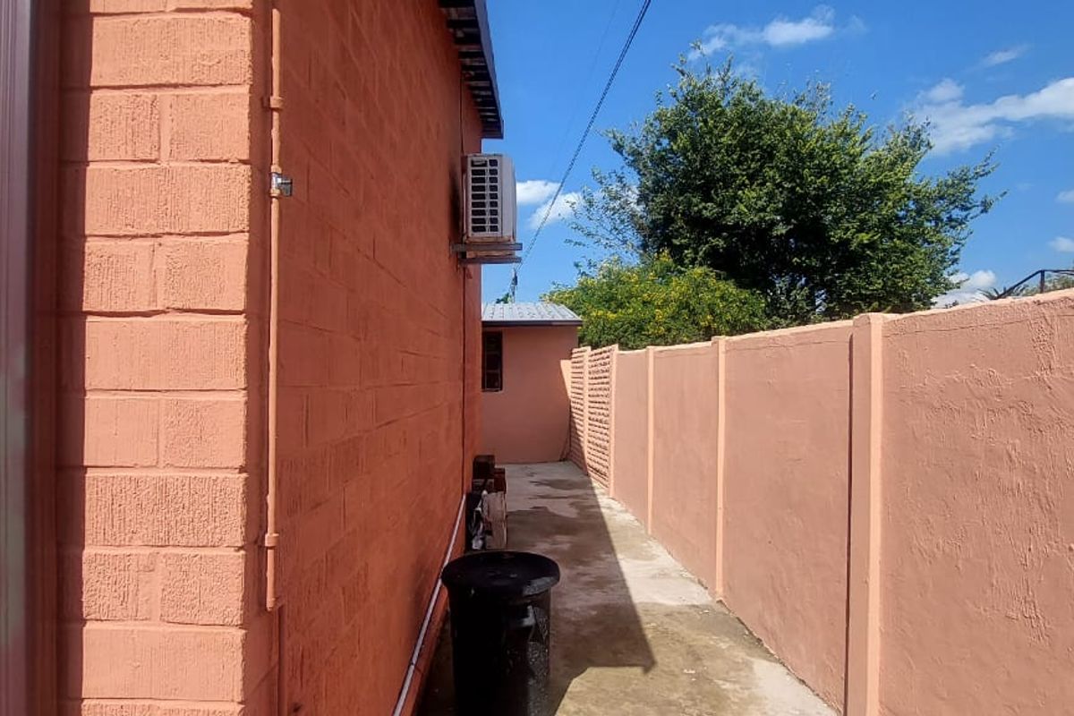 Stunning 3-bedroom, 2-bathroom home, nestled in a tranquil and friendly community. - Photo 3