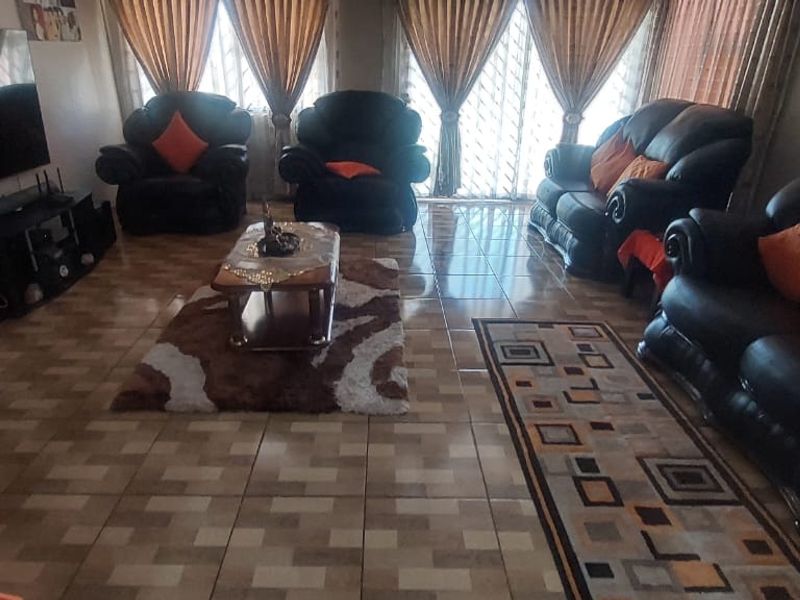 Stunning 3-bedroom, 2-bathroom home, nestled in a tranquil and friendly community. - Photo 5