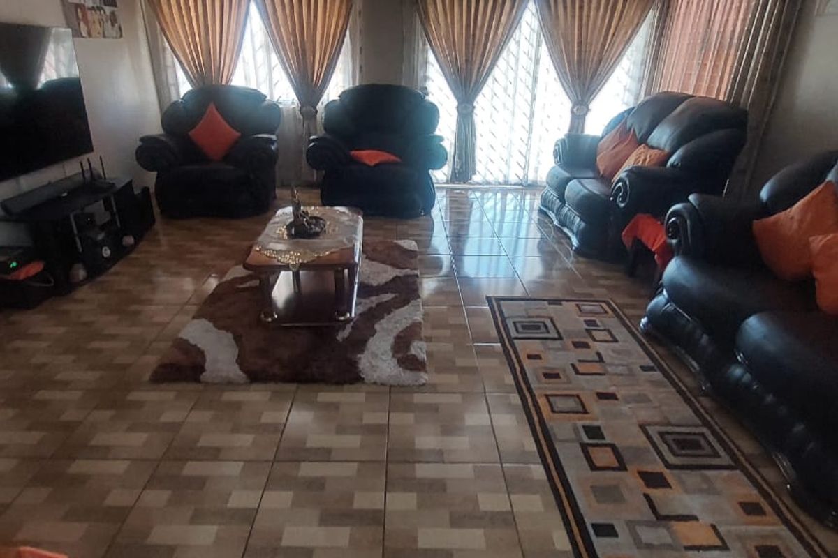 Stunning 3-bedroom, 2-bathroom home, nestled in a tranquil and friendly community. - Photo 5