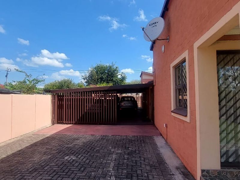 Stunning 3-bedroom, 2-bathroom home, nestled in a tranquil and friendly community. - Photo 4