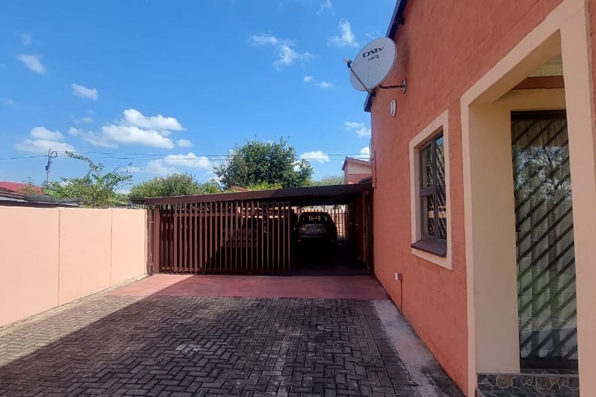 Stunning 3-bedroom, 2-bathroom home, nestled in a tranquil and friendly community. - Photo 4