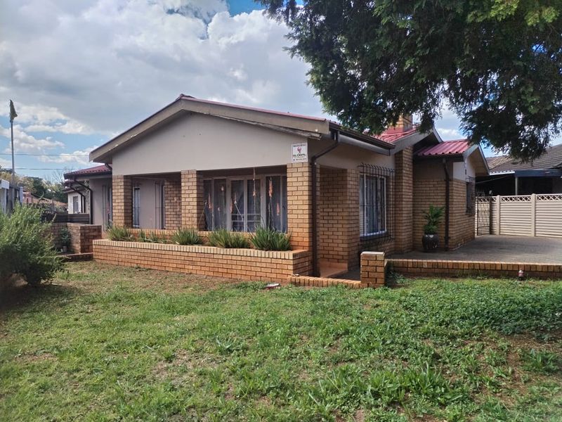 Stunning & Spacious 3-Bedroom Family Home with Study – For Sale - Photo 3