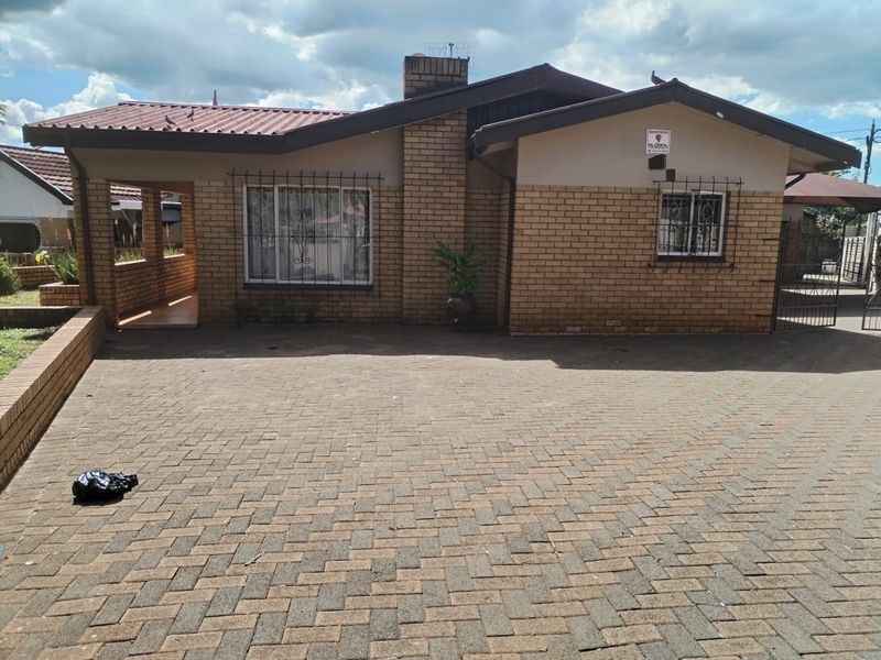 Stunning & Spacious 3-Bedroom Family Home with Study – For Sale - Photo 2