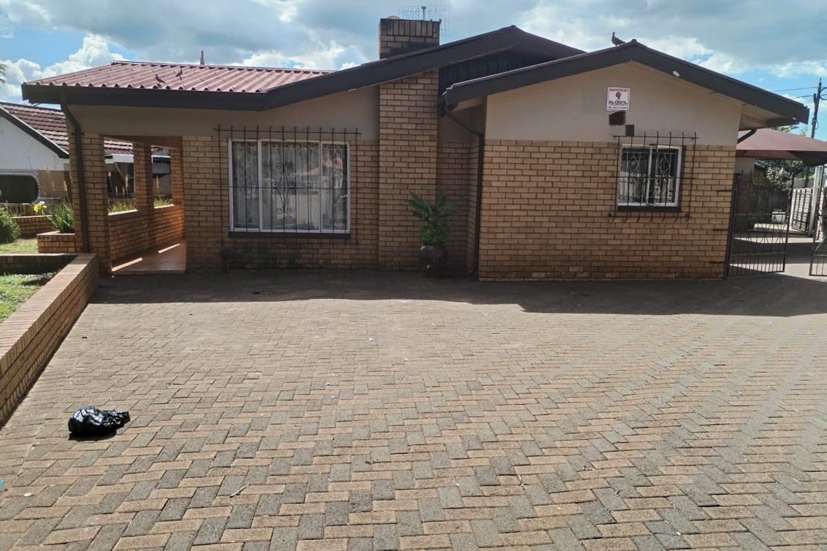 Stunning & Spacious 3-Bedroom Family Home with Study – For Sale - Photo 2