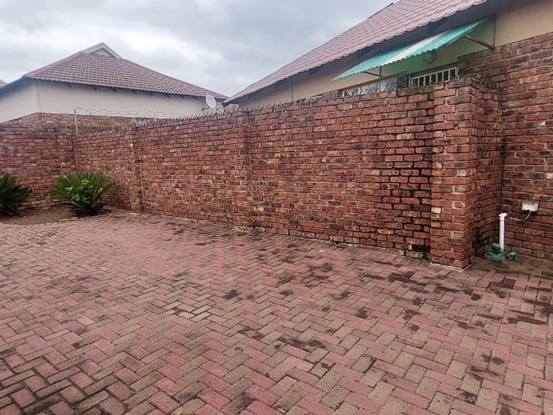 Charming 2-Bedroom Townhouse for Sale in a Safe and Secure Complex - Photo 6