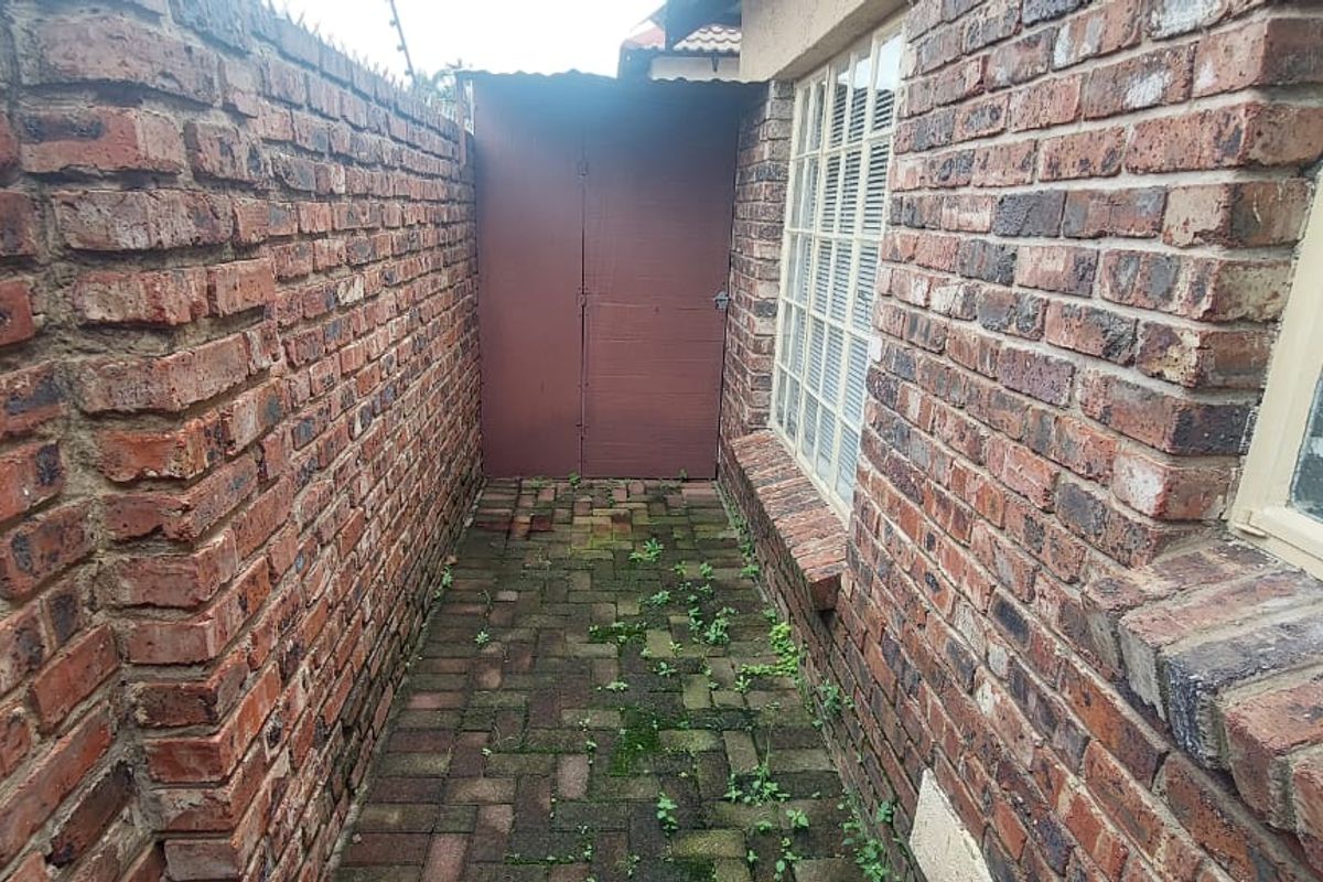 Charming 2-Bedroom Townhouse for Sale in a Safe and Secure Complex - Photo 5