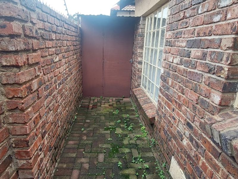 Charming 2-Bedroom Townhouse for Sale in a Safe and Secure Complex - Photo 5