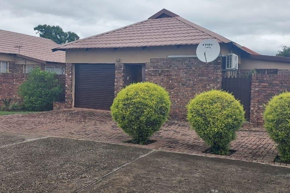 Charming 2-Bedroom Townhouse for Sale in a Safe and Secure Complex - Photo 2