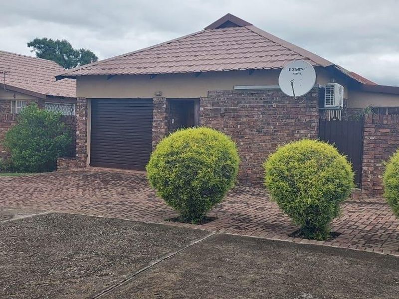 Charming 2-Bedroom Townhouse for Sale in a Safe and Secure Complex - Photo 2