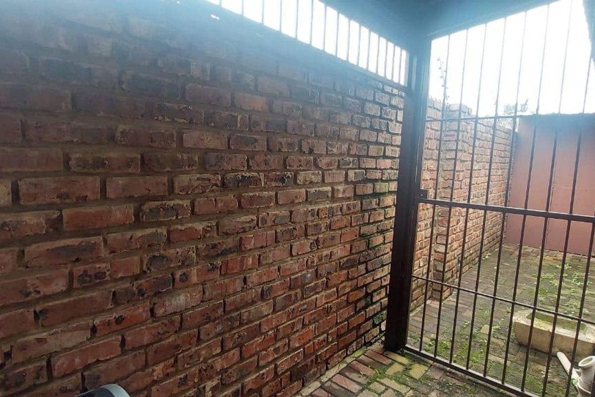 Charming 2-Bedroom Townhouse for Sale in a Safe and Secure Complex - Photo 4