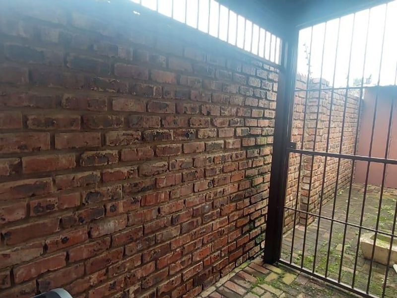 Charming 2-Bedroom Townhouse for Sale in a Safe and Secure Complex - Photo 4