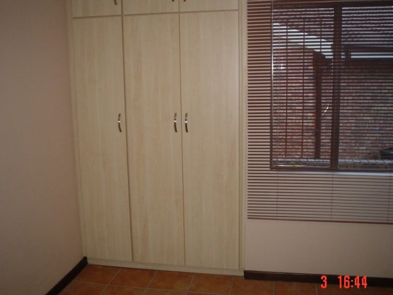 Modern 1-Bedroom Apartment in Schuinshoogte – Ideal Starter Home, All Charges Included! - Photo 3